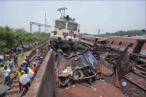 Више од 280 људи погинуло у судару два воза у Индији