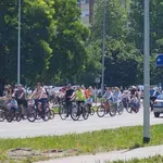 ПОГЛЕДАЈТЕ ВИДЕО БИЦИКЛИСТИ се у ПОВОРЦИ возили кроз град