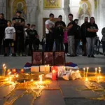 Испред Храма Светог Саве ГРАЂАНИ ПАЛЕ СВЕЋЕ У ПОМЕН СТРАДАЛИМА на КиМ