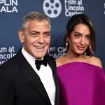 Amal Kluni u haljini koja je savršena za sezonu matura, kraljica stila ponovo na tronu