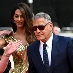 Amal Kluni u zlatu od glave do pete, obasjala London i čuveni „Rojal Albert hol“