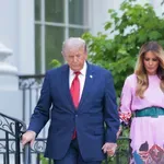 Melanija Tramp išetala iz Bele kuće u roze kombinezonu, fotografije preplavile internet