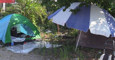 Porodice na zgarištu svojih domova u Nišu postavile šatore, traže da ih Grad konačno zbrine