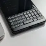 Вторият живот на QWERTY: Как телефоните с физическа клавиатура се завръщат след смъртта на BlackBerry