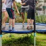 Každý deň rieši Allianz dva úrazy detí na trampolínach. Rizikové sú aj skateboardy