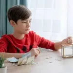 VRECKOVÉ PRE DETI. KOĽKO, ODKEDY A AKO NASTAVIŤ PRAVIDLÁ, ABY SA NAUČILI HOSPODÁRIŤ