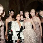 Zuhair Murad ukázal tajomnú stránku ženskosti: Paríž zaplavili kvety, zamat aj nočné motýle