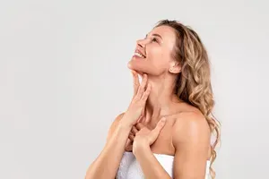 Kako ukloniti bore na vratu i zategnuti kožu bez skalpela