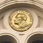Ugledni akademik si je izmislil prestižno nagrado, ukanil ministre in jo podelil – samemu sebi!