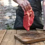 Kako zmehčati tudi najbolj žilavo meso? Skrivnost je v eni sami sestavini, zaradi katere se bo kar topilo v ustih