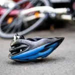 Tragedija na Gorenjskem: voznik zapeljal na nasprotni vozni pas, oživljanje kolesarja ni bilo uspešno