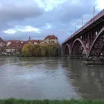 Drava v Mariboru odnesla majhnega otroka, ljudje pa stali in snemali: nazadnje otroka rešil 80-letnik