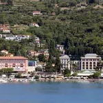 Huda tragedija pretresla Portorož: pod kolesi avtobusa končal kolesar, moški umrl na kraju nesreče