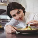 Kuharica pokazala, kakšen je pravzaprav njen delovni dan, vse je posnela, komentatorji pravijo: "Naj ti dajo večjo plačo!"