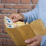 Kakšne barve je vaša denarnica? Po starem verovanju naj bi ti odtenki privabljali denar, finančno srečo in obilje, zato pazite pri izbiri
