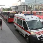 Groza v jutranjih urah: tramvaj v središču mesta iztiril in z vso silo treščil v stavbo