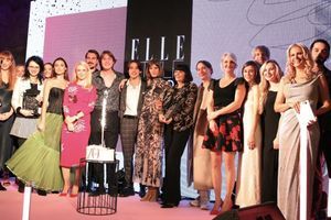 Na odru med podelitvijo nagrad Elle velik spodrsljaj: "Vsa čast steklarju, da se ni razbila ..." (FOTO in VIDEO)