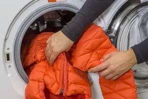 Največja napaka pri pranju zimskega plašča in bunde, ki nas lahko drago stane
