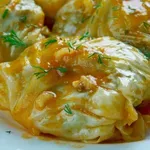 Obožujete sarme, a se vam jih ne ljubi zvijati? Ta preprosta jed iz pečice ima skoraj enak okus, priprava pa je veliko lažja (nas je recept navdušil)