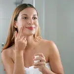 Poceni krema iz drogerij in lekarn je prava rešitev proti gubam in madežem na obrazu: stane manj kot 3 evre, poznajo jo naše babice