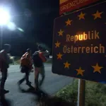 Udarec pod pasom za migrante: sprejet zakon, ki bo brutalno razdrl tisoče družin