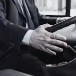 Drzen napad na voznika avtobusa - po prihodu policistov je situacija še dodatno eskalirala