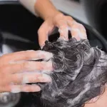 Kako si pravilno umiti lase kot v frizerskem salonu? Profesionalna frizerka je s tem odgovorom povzročila pravi vihar