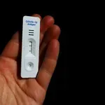 Nenadoma umrl 27-letnik, obtožen, da je med epidemijo ponaredil več kot 1,3 milijona testov za covid-19