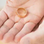 Bogat plemič išče ženo, a pogoji so res ekscentrični: "Mora biti 20 let mlajša, roditi 2 otroka, po horoskopu pa naj bo ..."