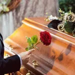 Razkrita temna plat pogrebnega običaja: veste, zakaj so včasih v grob vrgli pest zemlje? Ozadje je srhljivo