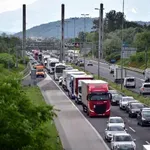 Voznike na cestah čaka prava živčna vojna: zastoji so vse daljši, zapore cest še podaljšujejo čakanje