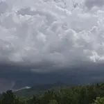 Na Primorskem burja, drugod močni sunki vetra: vemo pa tudi, kdaj bodo padavine ponehale!