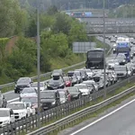 Nesreča pri Krtini ovira promet na štajerski avtocesti, ponoči napovedane zapore na ljubljanski obvoznici - preverite razmere, preden greste na pot