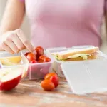 Ali hrano shranjujete v plastičnih posodah? Pozor, to je treba vedeti o njih (pa tudi o alternativah, ki so na voljo - in ni jih tako malo)
