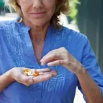 Jemljete prehranske doodatke? "Ljudje začnejo jemati ta dodatek, potem pa se čudijo, da je njihovo zdravje slabše," opozarja nutricionistka