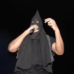 Poveličeval nacizem, sovraštvo in Hitlerja - svetovnemu zvezdniku prepovedali nastop