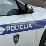 Nenavaden incident v Kranju: 29-letnik se je po prometni nesreči skril v reko, nato je potreboval pomoč policistov