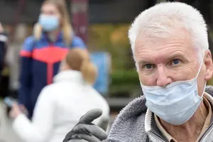 Saj ni res pa je: najbolj glasni slovenski nasprotniki ukrepov proti covidu-19 ljudi pozivajo k ... nošenju mask
