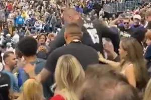 Incident na tekmi lige NBA: brat srbskega zvezdnika Nikole Jokića s pestjo udaril navijača (vse je posnela kamera)