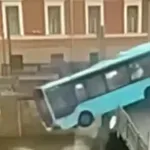 Strašljiv trenutek: potniški avtobus zgrmel v reko, več mrtvih (VIDEO)