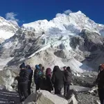 Najvišja gora sveta tudi letos vzela življenja: našli trupli plezalcev, ki sta se proti vrhu odpravila brez ...