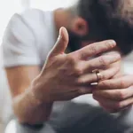 Ta na videz nedolžna navada razkriva, da vas partner morda vara