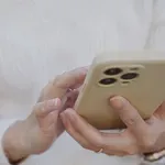 Ste že slišali za mikrovaranje? Kdaj ne gre več za nedolžno spogledovanje in kje se zares začne čustvena prevara?