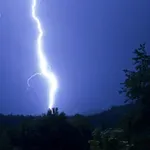 Podivjana narava že pokazala zobe: žensko udarila strela, njeno srce se je ustavilo
