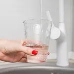 Ste danes spili dovolj vode? Zdravnica razkrila preprost trik, s katerim preverite, ali je vaše telo dovolj hidrirano