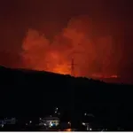 Drama na priljubljenem otoku: sredi noči izbruhnil požar, evakuirali deset vasi, v zraku letala in helikopterji!