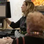 Trgovka odkrito o tem, kaj pravzaprav naredijo z vrnjeno robo: "Nimamo druge izbire, ker kupci počnejo tole ..."