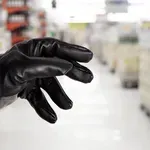 Neznanec za Bežigradom vstopil v trgovino, izvlekel pištolo in jo uperil v prodajalko: policija ga še vedno išče