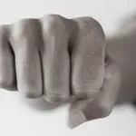 Pretep več oseb v gostinskem lokalu na Dolenjskem: eden od nasilnežev ugriznil policista