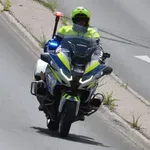 Voznica izsilila policista na motorju, ta utrpel hude poškodbe